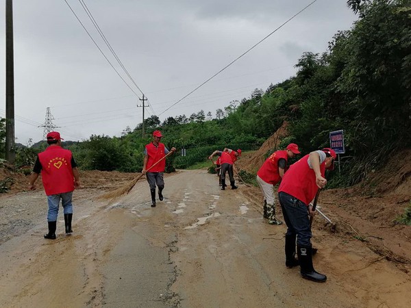江坑村党员志愿者清理枣树岭路段淤泥.jpg