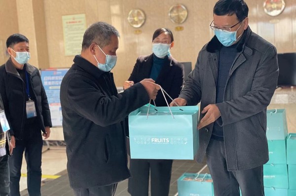 22222刘明辉副县长、严丽珍主任在隔离点慰问.jpg