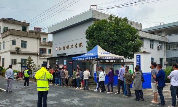 22人歇工作不歇，减少群众接种疫苗排队(1).jpg