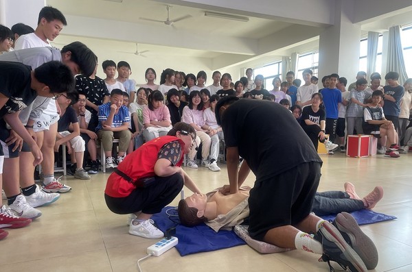 3333服务应急 志愿有我&mdash;&mdash;卫健委巾帼宣讲服务应急救护培训进校园 (3).jpg