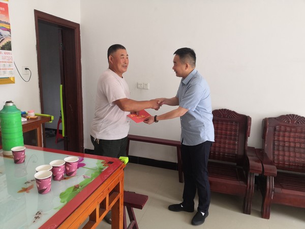 旌德县三溪镇：慰问烈属 情暖人心.jpg