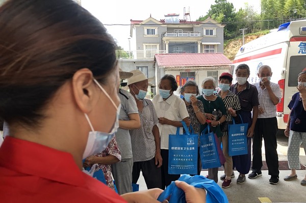 2227.20我为群众办实事—旌德县为接种疫苗群众送上清凉(1)(1)2.jpg