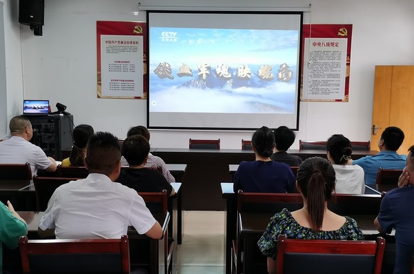 22227.26观看《铁血军魂映皖南》 (2).jpg