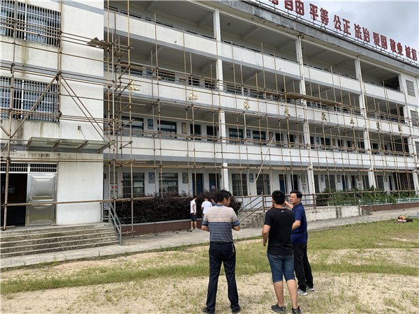 教体局检查暑期工程脚手架安全.jpg