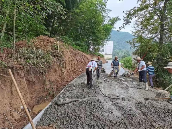 旌德县三溪镇双河村：贴心为民办实事 道路提升解民忧2.jpg