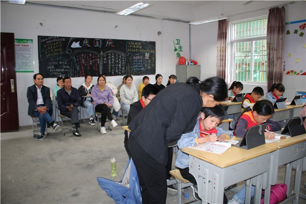 家长委员会参观四年级英语课.jpg