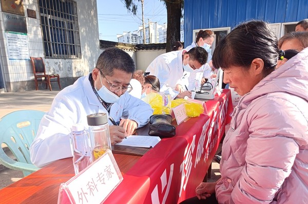2222211.19学史力行办实事   初冬义诊暖人心 (3).jpg