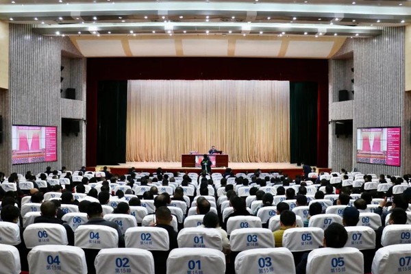 市委宣讲团报告会暨县委理论学习中心组 （扩大）会议召开1.jpg