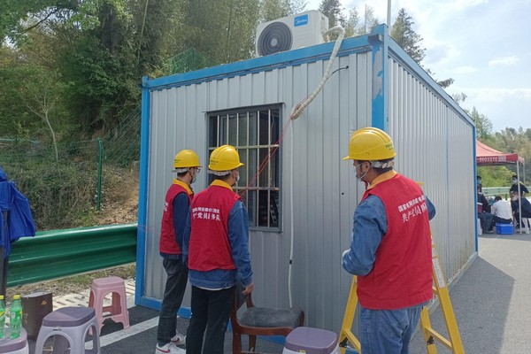 4.12白地-为芜黄高速旌德西收费站出口核酸检测点卡点送电.jpg