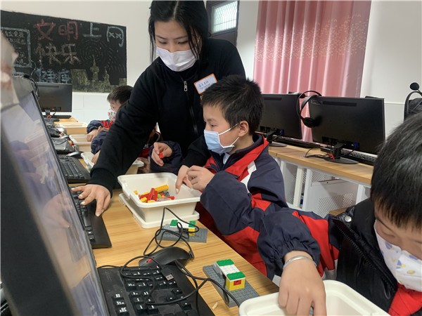 学生动手拼装1.jpg