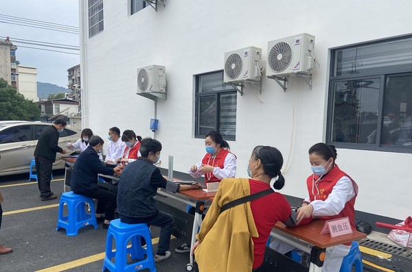 2222县人民医院义诊.jpg