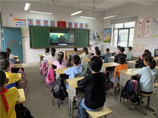 2022.9.1庙首中心学校组织学生观看抗战题材电影.jpg
