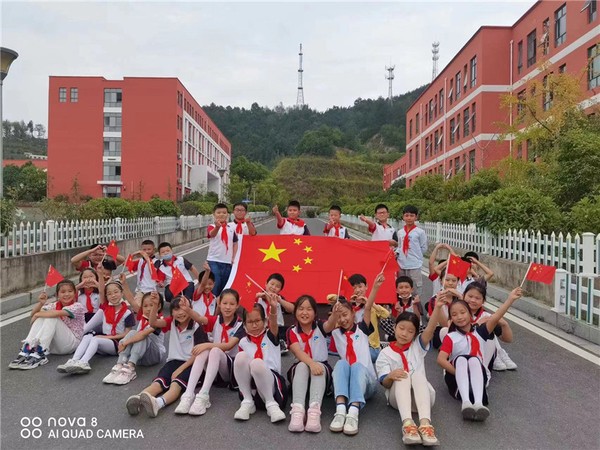 2022.9.26国庆前夕，梓阳学校开展&ldquo;我与国旗合个影&rdquo;活动.jpg