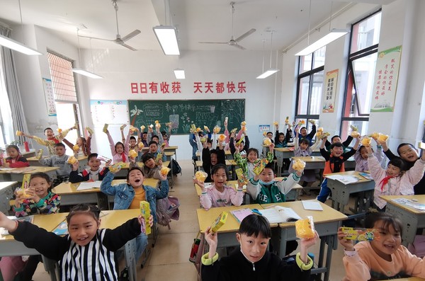 2222关注口腔健康，从娃娃抓起&mdash;&mdash;县疾控中心开展免费发放爱牙护牙套装活动 (1).jpg