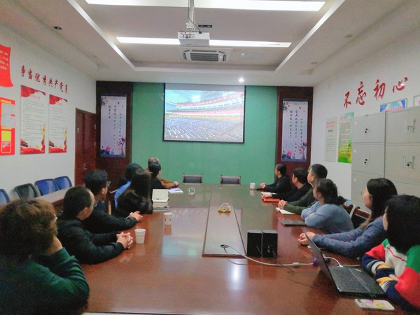 县委编办、团县委集中观看党的二十大开幕会.jpg