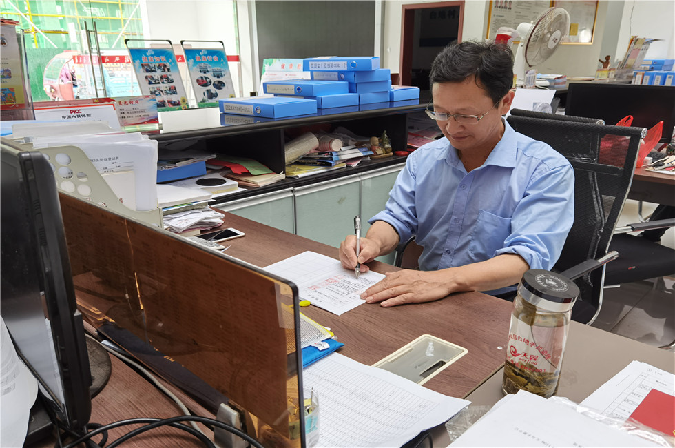 记得有一次,需要贫困户在扶贫手册上签字,贫困户魏良平因文盲无法签字